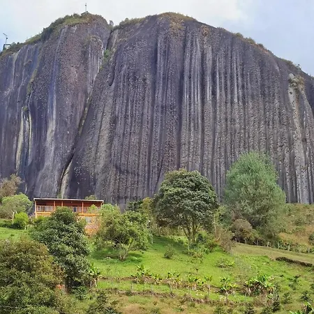 Descanso Bajo La Piedra Del Penol Guatapé Extérieur photo