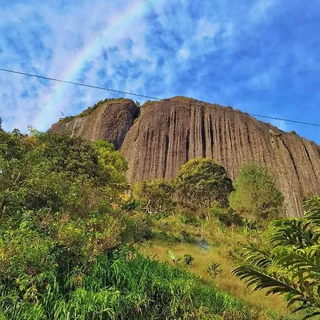 Descanso Bajo La Piedra Del Penol Guatapé Extérieur photo