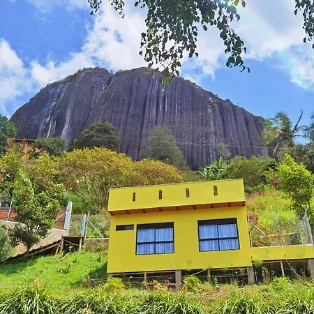 Descanso Bajo La Piedra Del Penol Guatapé Extérieur photo