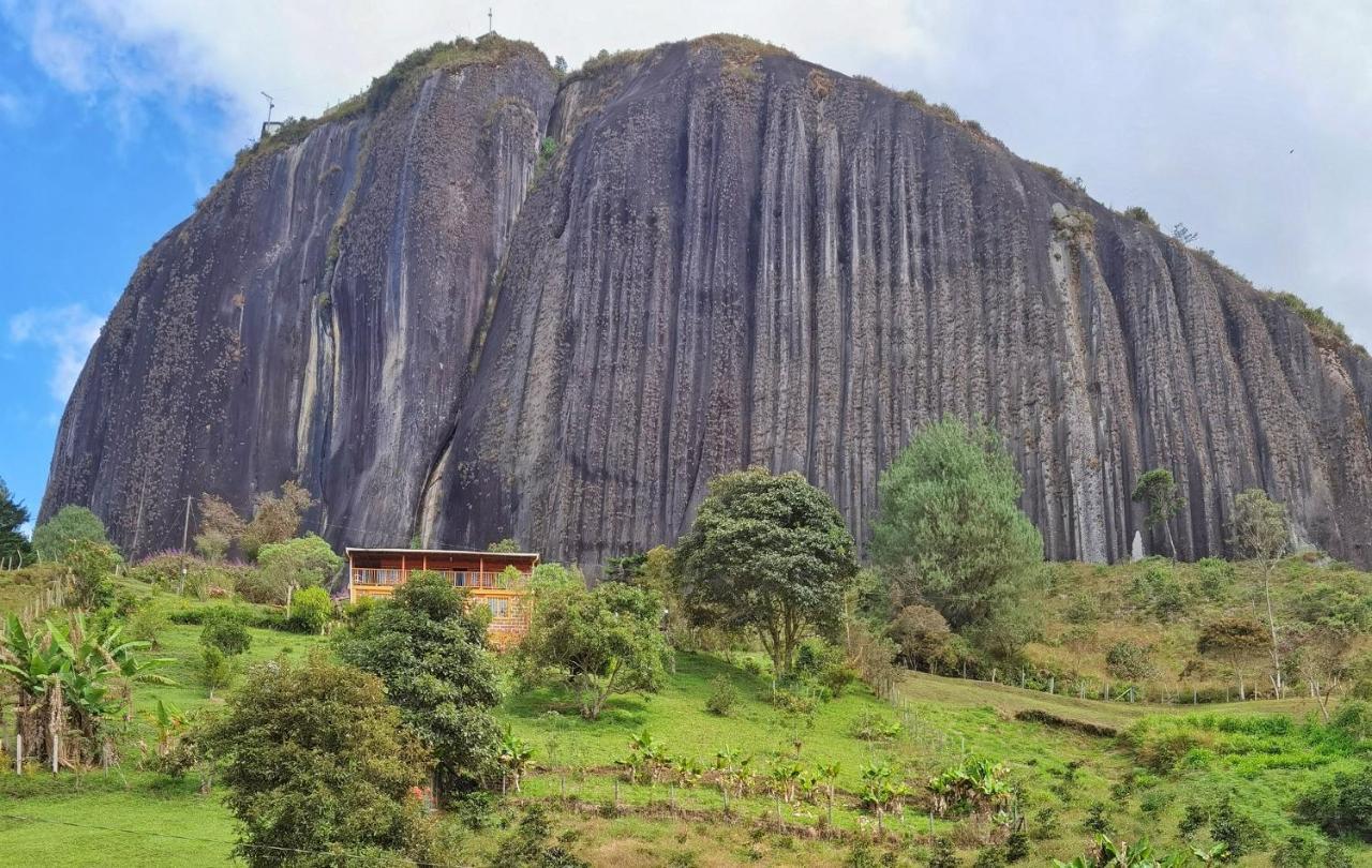 Descanso Bajo La Piedra Del Penol Guatapé
