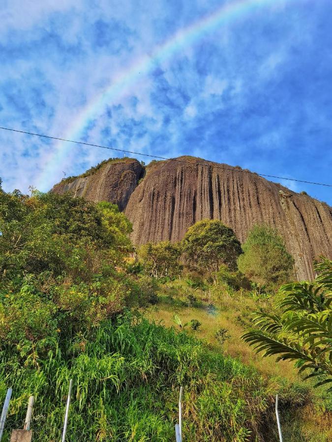 Descanso Bajo La Piedra Del Penol Guatapé