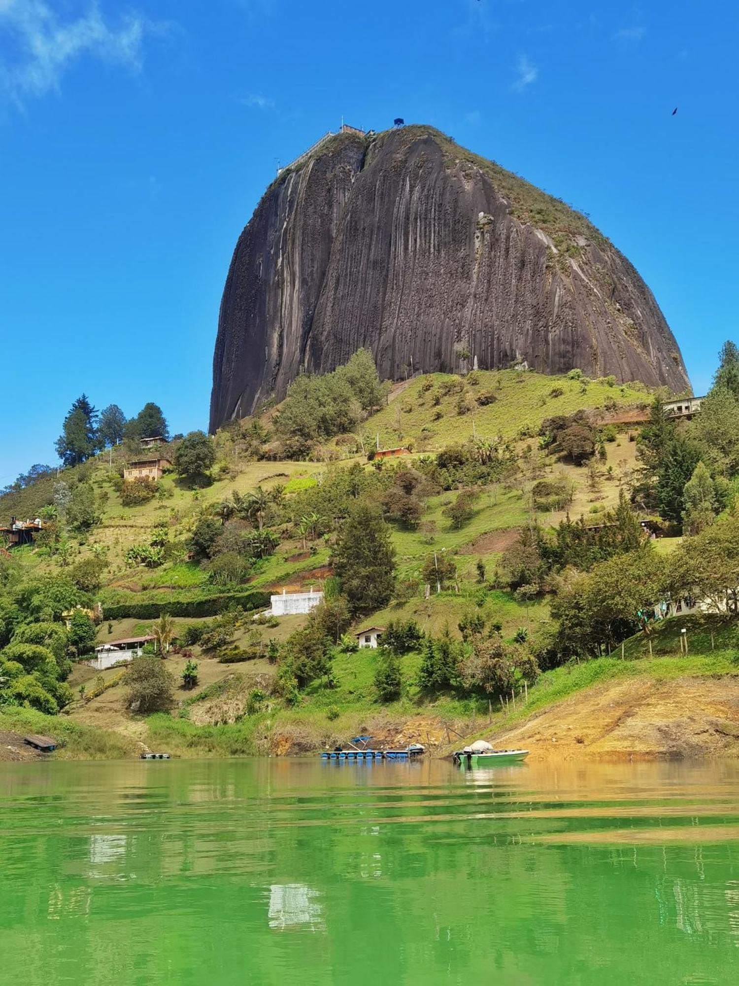 Descanso Bajo La Piedra Del Penol *